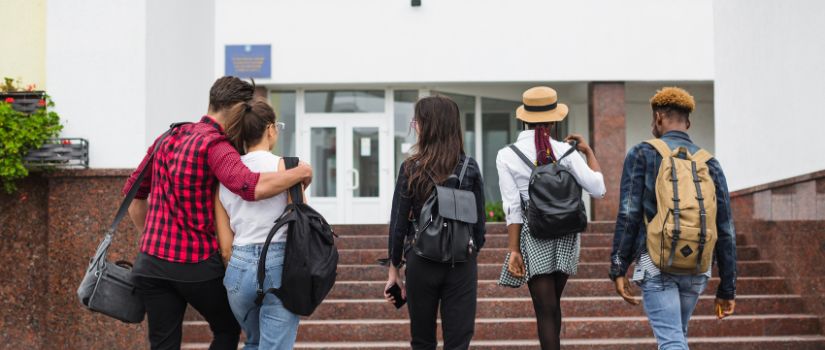 estudiantes yendo a clase