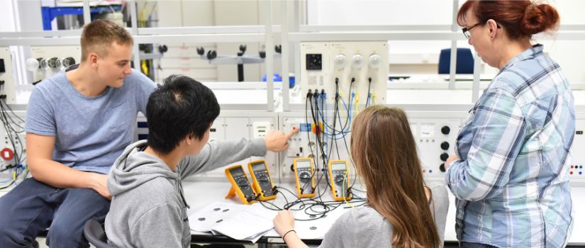 estudiantes de la familia Electricidad y Electrónica