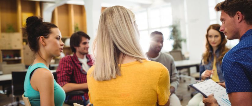 adultos en formaciones