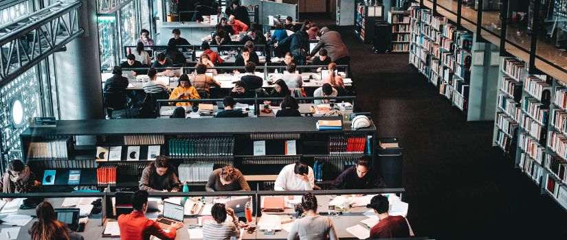 estudiantes en la biblioteca