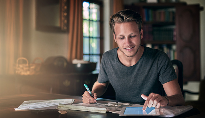 Estudiant prepara prova d'accés a cicles d'FP
