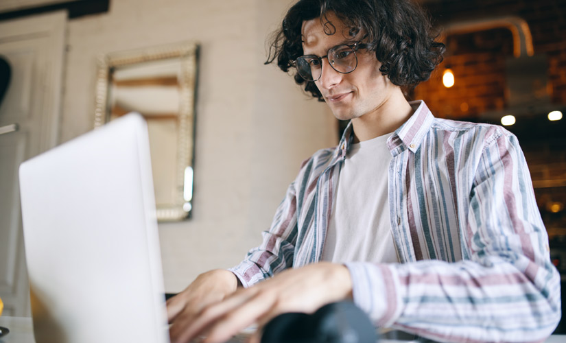 joven estudiando con un ordenador