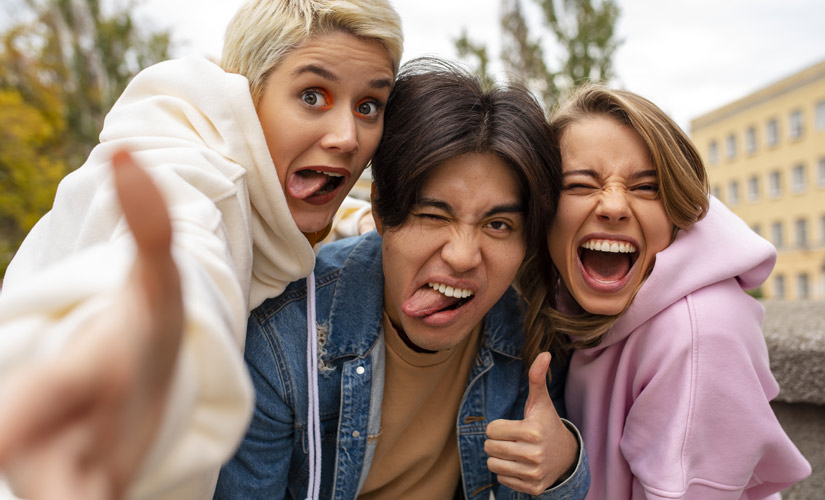 Joves passant un estiu a l'estranger