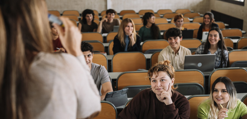 Jovenes en una classe universitaria
