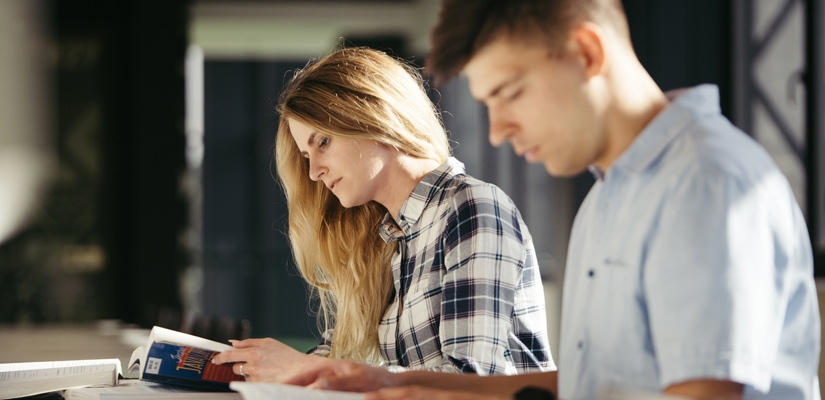 chica estudiando una segunda carrera