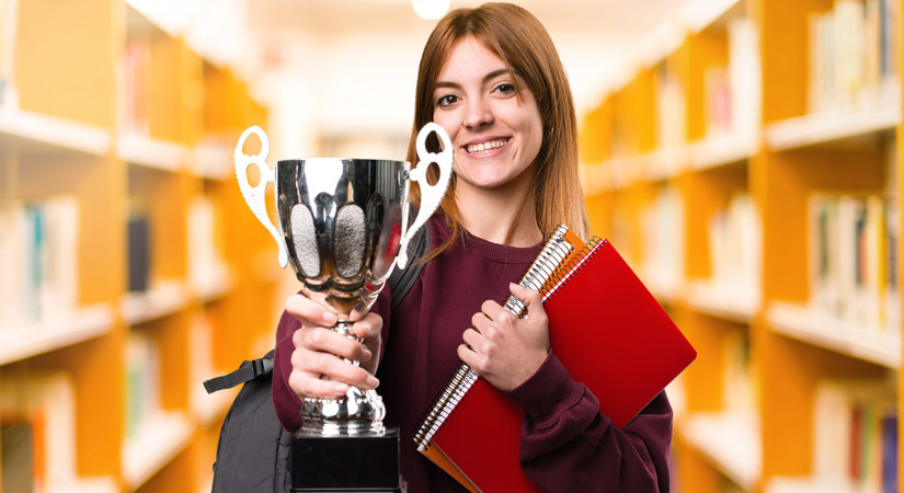 Jova estudiant amb un premi
