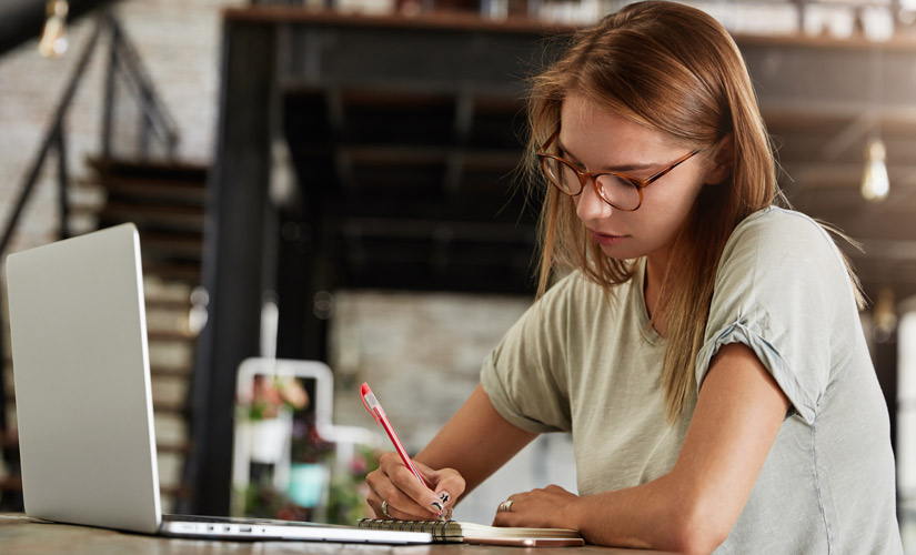 Chica estudiando en casa