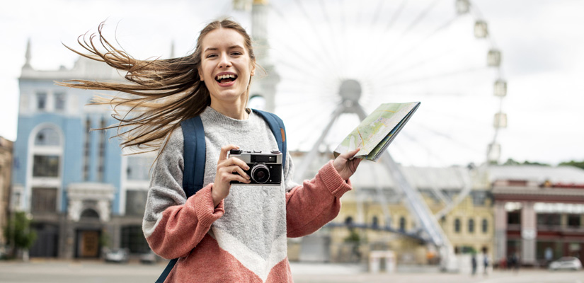 Chica joven estudiando en una universidad extranjera
