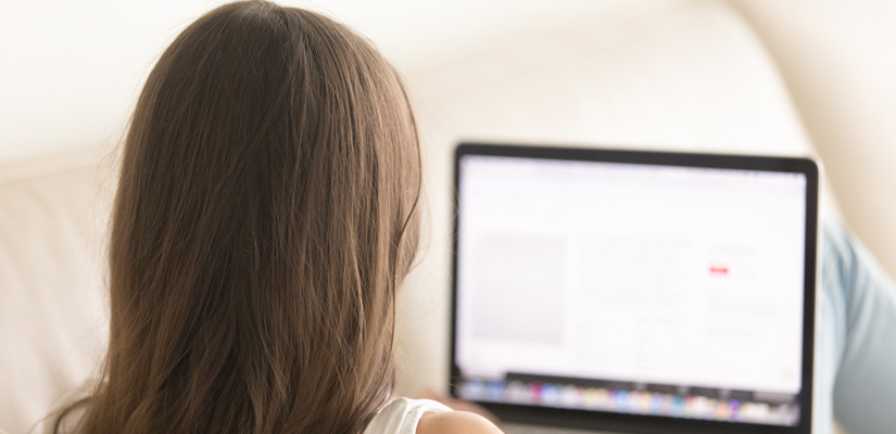 Jova buscant beques per estudiar un màster