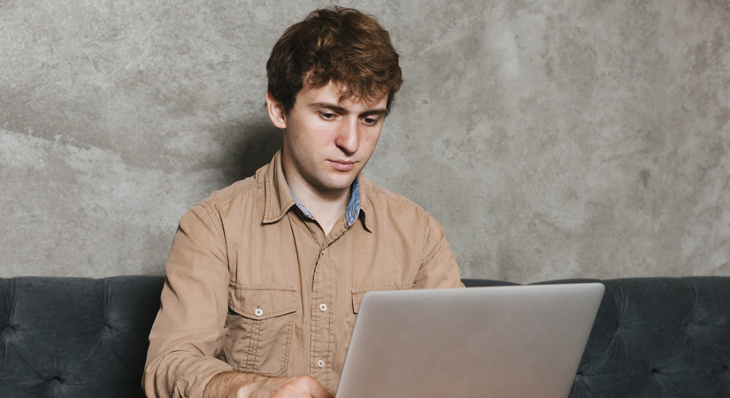 Jove sol·licitant una beca