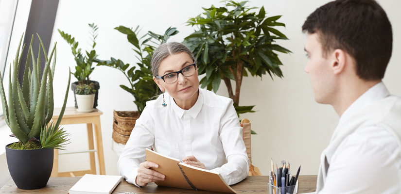 Entrevista de trabajo presencial a un joven