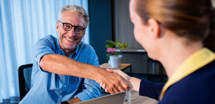 adultos estudiando en la universidad