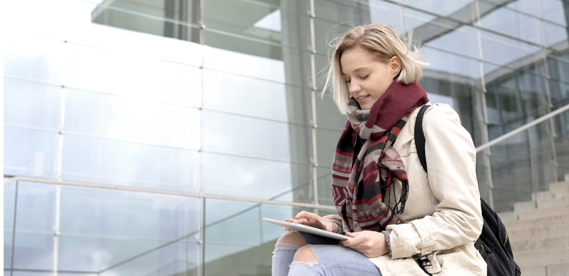 Noia jove estudiant a una universitat a l'estranger