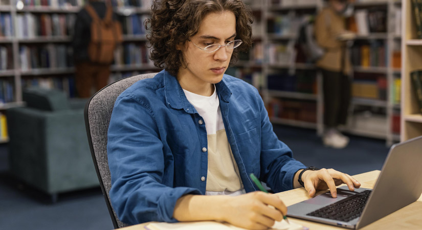 Fuente: Freepik Estudiant en una biblioteca