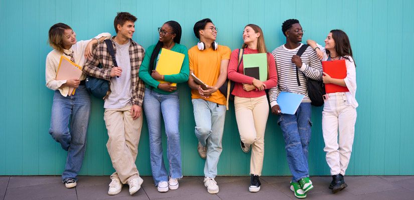 Joves universitaris estudiant