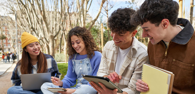 jovenes extrangeros que estudian en la universidad