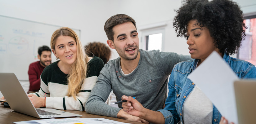 Estudiantes jovenes en classe