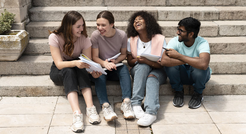 Joves universitaris estudiant a l'estranger