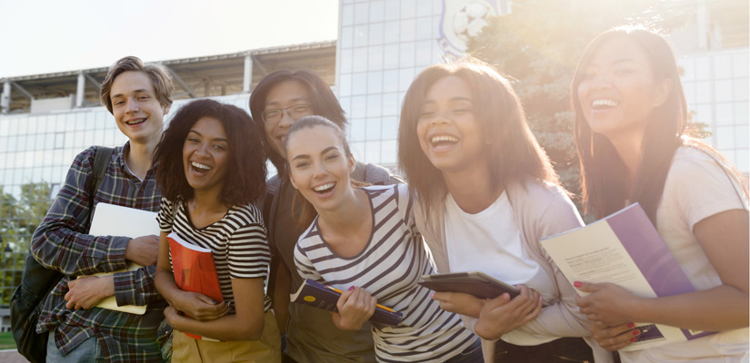 Joves estudiant en un altre país