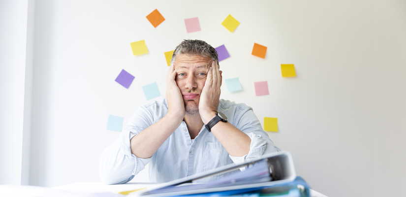 Fuente: Freepik Hombre cansado de opositar