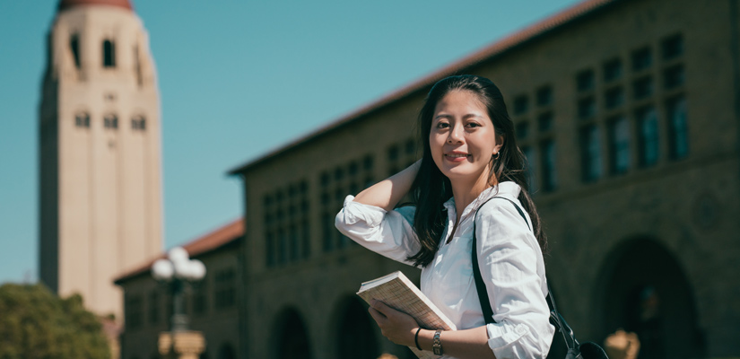 Joven universitaria estudiando en el extranjero