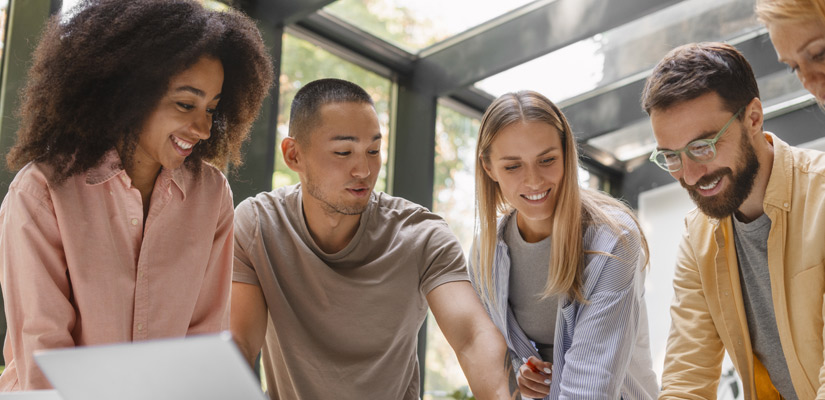 Joves de pràctiques a una empresa a l'estranger