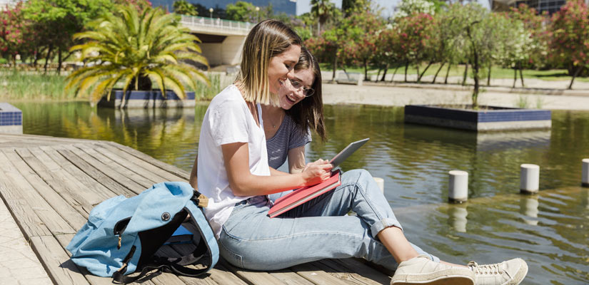Fuente:freepik Jovenes de Erasmus