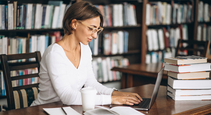 Fuente:freepik Mujer estudiando para oposiciones