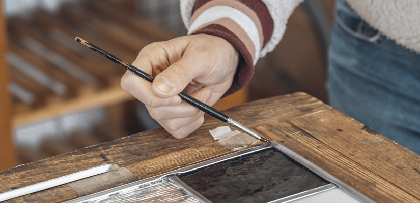 Fuente: Freepik Estudiant d'Ensenyaments Superiors de Conservació i Restauració de Béns Culturals